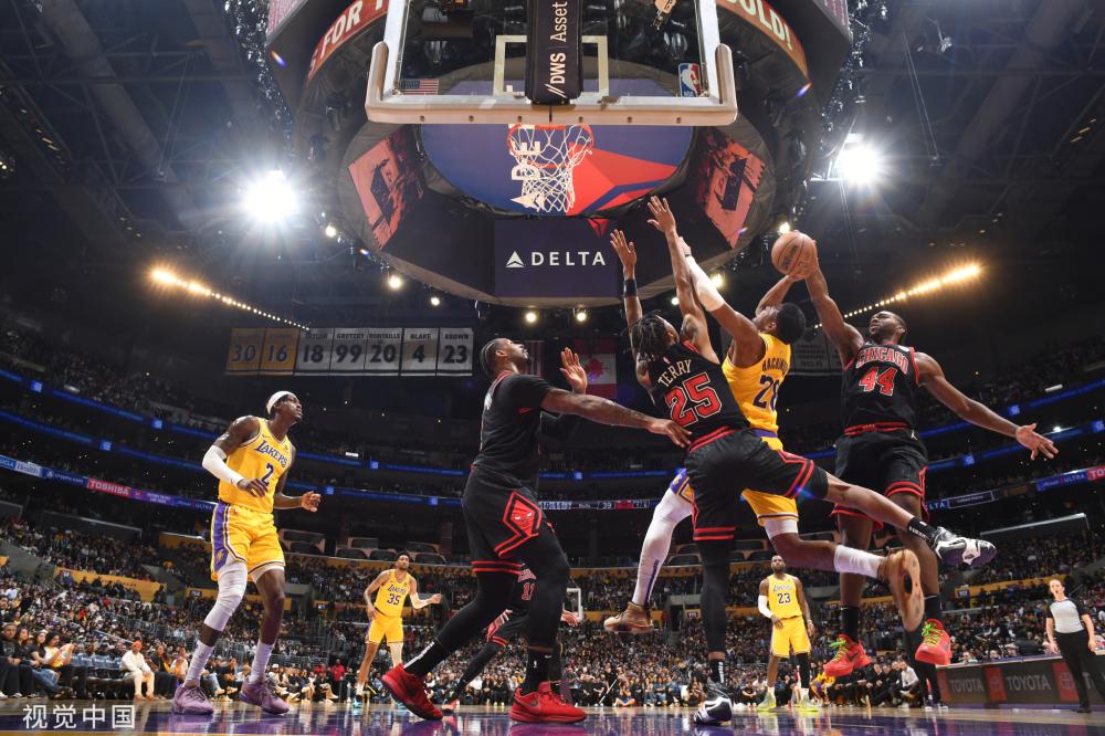 他正深陷一 他正深陷一